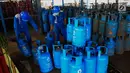 Petugas menata tabung gas 12 kg sebelum pengisian ulang di SPBE (Stasiun Pengisian Bahan Bakar Elpiji), Srengseng, Jakarta, Jumat (3/5/2019). PT Pertamina (Persero) menjamin pasokan LPG aman terkendali selama periode Ramadan hingga Lebaran dan tidak ada kenaikan harga. (Liputan6.com/Angga Yuniar)