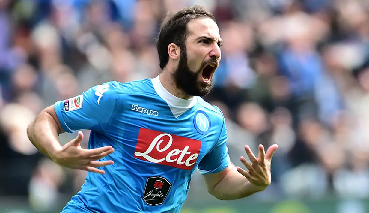 3. Gonzalo Higuain. Sepert dikabarkan The Sun, pelatih Chelsea musim depan, Antonio Conte, berupaya mendatangkan striker Napoli ini. Untuk mewujudkan niat itu, Roman Abramovich siap menyodorkan tebusan sebesar 75 juta poundsterling. (AFP/Giuseppe Cacace) 