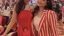 Nagita Slavina dan Syahnaz tampil serba merah. Nagita dengan setelah blazer garis merah putih. Sedangkan Syahnaz dengan dress merah spaghetti strap. (@syahnazs)