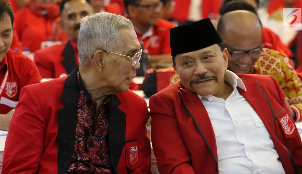 Ketua Dewan Penasihat Partai Keadilan dan Persatuan Indonesia (PKPI) Try Sutrisno (kiri)  berbincang dengan Ketua Umum PKPI Hendropriyono saat menghadiri Kongres Luar Biasa PKPI di Jakarta, Minggu (13/5). (Liputan6.com/Arya Manggala)