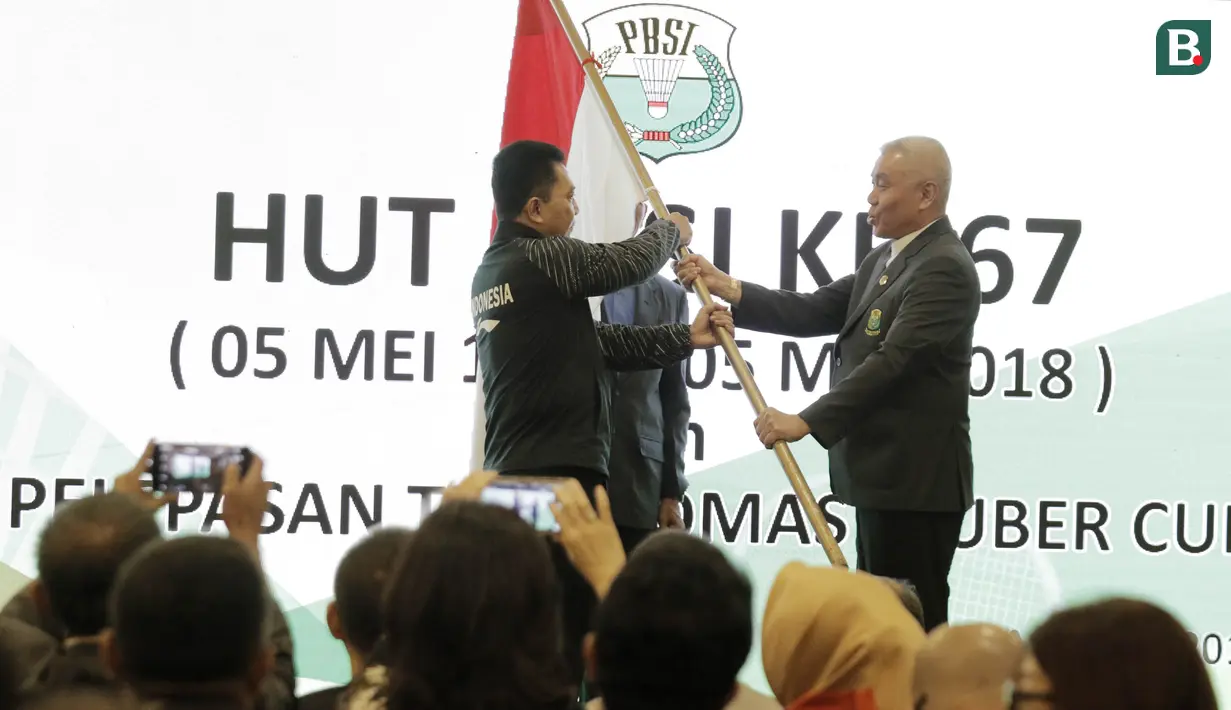 Ketua Harian PBSI, Alex Tirta, melakukan penyerahan bendera saat pelepasan di Hotel Century, Senayan, Selasa (8/5/2018). Acara pelepasan tersebut sekaligus merayakan ulang tahun PBSI ke 67. (Bola.com/M Iqbal Ichsan)