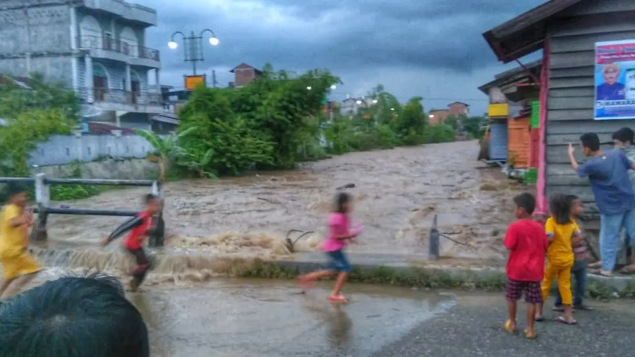 Anak-anak berlarian saat banjir bandang