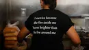 Yanet Rodriguez mengenakan kaus dengan kata-kata motivasi di dapur Homegirl Cafe, Los Angeles, Senin (16/7). Para mantan anggota geng ini sering berbagi cerita ke pengunjung tentang pengalaman mereka mendapatkan kehidupan yang lebih baik. (AP/Jae C. Hong)