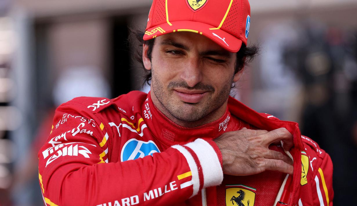 Dewi Fortuna benar-benar sedang berada di sisi pembalap Ferrari, Carlos Sainz pada Formula 1 GP Monaco 2024 di Circuit de Monaco, Minggu (26/05/2024). Sainz sempat mengalami masalah pada mobilnya pada lap pertama yang membuat dirinya harus mengakhiri lomba lebih cepat. Namun, karena adanya red flag akibat kecelakaan pembalap Red Bull Racing, Sergio Perez, balapan diulang kembali. (AFP/Claudia Greco)