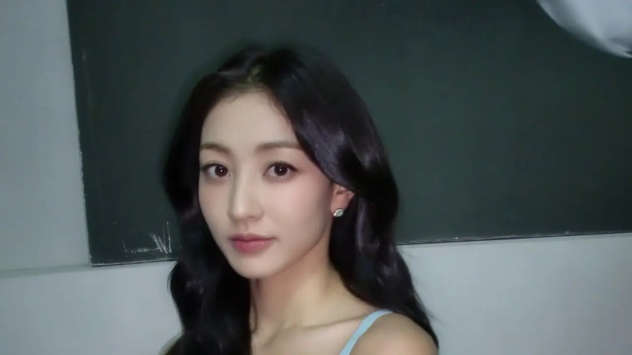 Gaya Jihyo sebagai Model Lingerie Venus, Tampil Dewasa dalam Balutan Mint Custom Dress