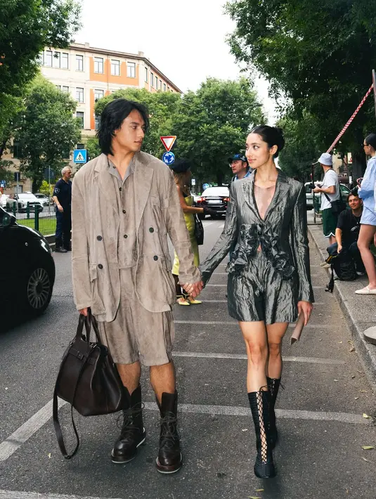 Jefri tampil dalam setelan serba taupe dari bahan linen atau suede-look yang ringan dan bertekstur. Alih-alih celana panjang, ia memilih potongan celana pendek tailored yang memberi sentuhan santai khas musim panas. Lapisan jaket longgar dan kemeja senada membuat tampilannya terkesan effortless namun tetap rapi.  [@littlemisskhan].