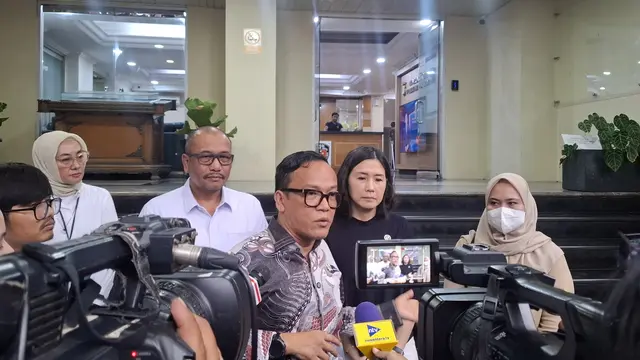 Wakil Menteri Ketenagakerjaan Immanuel Ebenezer dan Wakil Menteri Pemberdayaan Perempuan dan Perlindungan Anak, Veronica Tan saat mendatangi kantor Polda Metro Jaya, Rabu (7/5/2025).