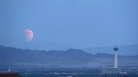Bumi Sambut Supermoon Langka. Bumi Sambut Supermoon Langka. Bulan Supermoon saat Gerhana Bulan di langit  Las Vegas, AS (Reuters)