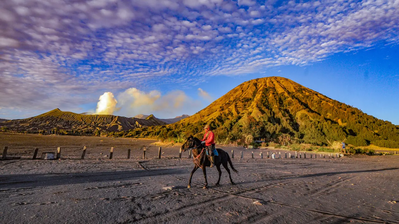 Pesona Kilau Matahari Pagi di Bromo yang Tak Pernah Kehilangan Pesona