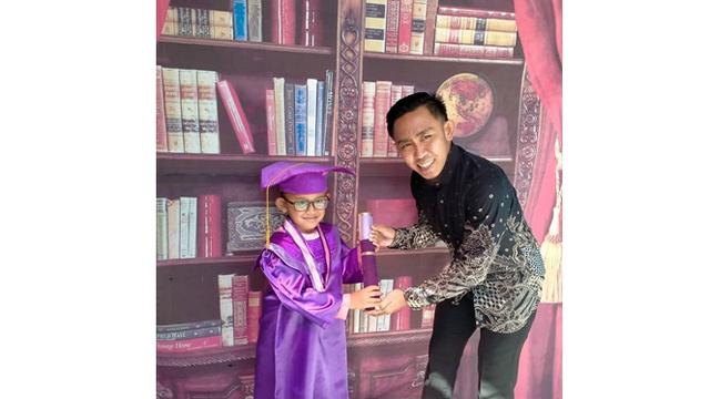 5 Momen Gelandang Persebaya Rendi Irwan Urus Anak, Ayah Idaman