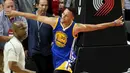 Stephen Curry (30) berlarian merayakan kemenangan atas Portland Trail Blazer 132-125 pada laga NBA Playoffs di Moda Center, Rose Quarter, Portland, (9/5/2016). (Mandatory Credit: Jaime Valdez-USA TODAY Sports)