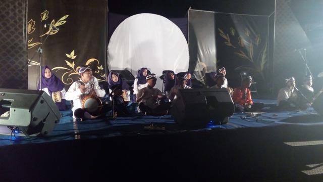 Salah satu pagelaran seni sunda dalam festival nyaneut di Garut