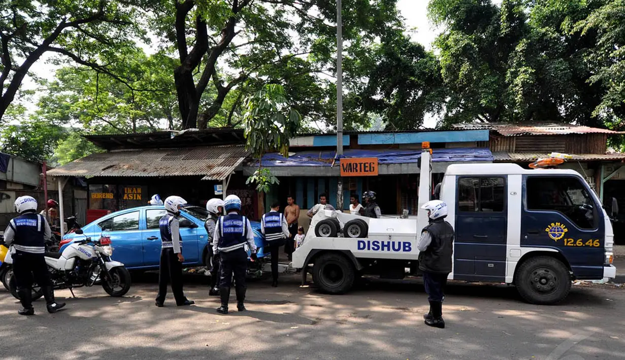 Sebuah taksi juga ikut terkena derek di kawasan Casablanca, Jakarta, Rabu (12/11/2014). (Liputan6.com/Miftahul Hayat)