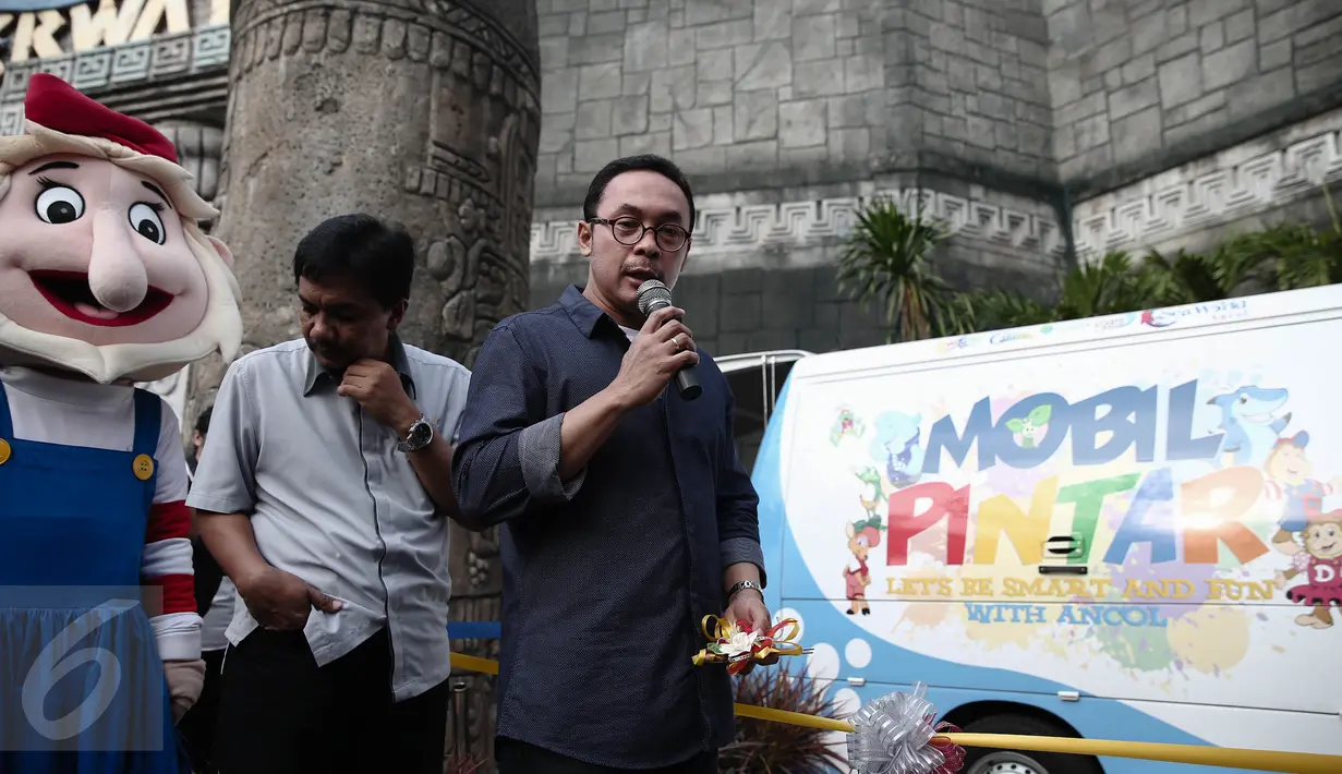 Direktur Utama PJAA Gatot Setyowaluyo memberikan sambutan sebelum meluncurkan Mobil Pintar Ancol di Ancol, Jakarta,  (15/6/2016). Mobil Pintar Ancol untuk meningkatkan minat baca anak-anak, khususnya di wilayah padat penduduk. (Liputan6.com/Faizal Fanani)