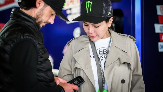 6 Potret Nikita Mirzani dan John Hopkins, Mantan Pembalap MotoGP yang Diduga Pacar Barunya