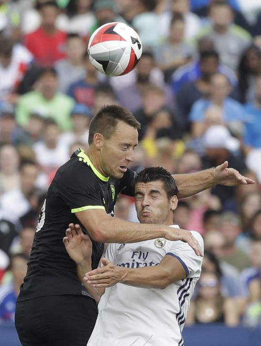 Striker Real Madrid, Alvaro Morata (kanan), berebut bola dengan bek Chelsea, John Terry, dalam laga International Champions Cup 2016 di Stadion Michigan, AS, (30/7/2016). (AP Photo/Carlos Osorio)