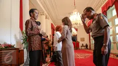 Presiden Jokowi (kiri) menerima Kapolri Jenderal Pol. Badrodin Haiti (kanan) saat halal bihalal di Istana Negara, Jakarta, Rabu (22/7). Acara tersebut dihadiri sejumlah menteri kabinet kerja dan pimpinan lembaga negara. (Liputan6.com/Faizal Fanani)