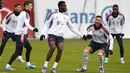 Gelandang Bayern Munchen Corentin Tolisso (ke-2 kanan) bereaksi di sebelah Tanguy Nianzou selama sesi latihan di Munich, 15 Februari 2022. Bayern Munchen akan melakoni laga tandang melawan RB Salzburg dalam leg pertama 16 besar Liga Champions, Kamis (17/2) dini hari WIB. (MICHAELA REHLE / AFP)