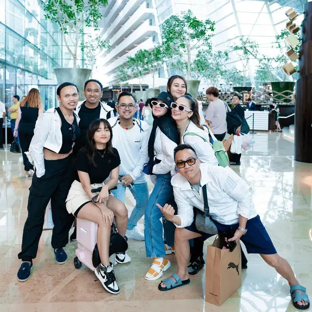 6 Potret Fuji dan Aaliyah Massaid Duduk Bareng saat ke Singapura Ini Curi Perhatian