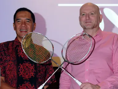 Ketua Umum PBSI, Gita Wirjawan (kiri) bersama Dubes Australia untuk Indonesia, Paul Grigson mengangkat raket jelang laga eksebisi di Kedubes Australia, Jakarta, Kamis (26/5/2016). (Liputan6.com/Helmi Fithriansyah)