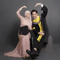 Dress lengan panjang tersebut dipadukan dengan stiletto heels warna coklat. [Instagram/@mariophotographie]