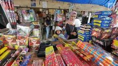 Pembeli saat memilih petasan di pasar gembrong, Jakarta, Senin (11/6). Imbas meledakanya pabrik petasan di tanggerang beberapa waktu lalu, harga petasan dan kembang api naik saat menjelang Lebaran 2018. (Liputan6.com/Herman Zakharia)
