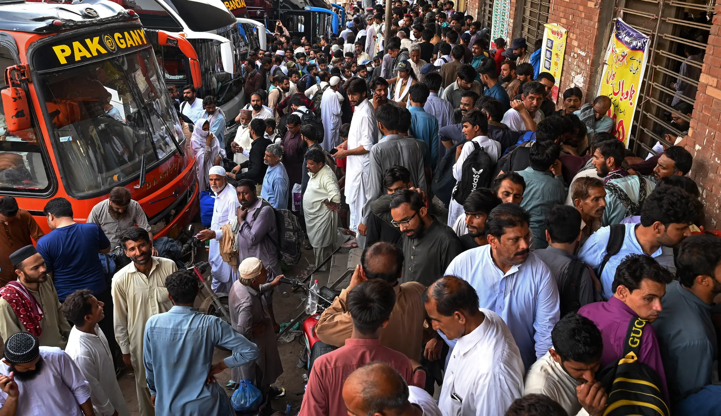 Suasana Mudik di Pakistan saat Idul Adha, Sampai Naik ke Atap Bus ...
