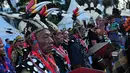 Peserta pawai mengenakan pakaian adat lengkap dengan atributnya saat festival Budaya Borneo di Car Free Day, Jakarta, Minggu (30/7). (Liputan6.com/Helmi Afandi)