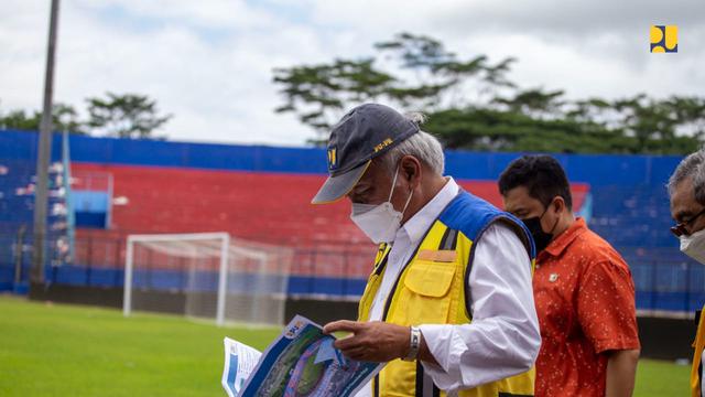 Menteri Pekerjaan Umum dan Perumahan Rakyat (PUPR) Basuki Hadimuljono bersama Menteri Pemuda dan Olahraga  (Menpora) Zainudin Amali meninjau Stadion Kanjuruhan di Kabupaten Malang, Jawa Timur, Kamis (13/10/2022)