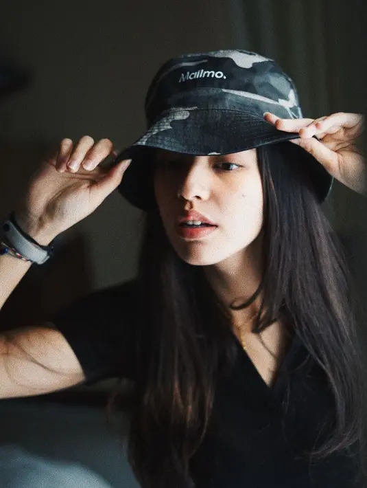 Aktris sekaligus model ini memang dikenal memiliki paras memesona. Namun, Susan Sameh terlihat makin keren saat ia mengenakan topi yang terlihat begitu cocok dipakai. Kali ini ia tampil keren dengan bucket hat. (Liputan6.com/IG/@susansameeh)