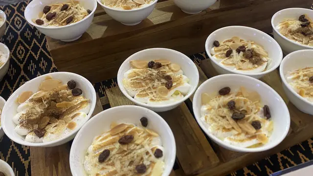 Chef Michael Leuwol dari The Westin Resort Nusa Dua, Bali dengan hidangan penutup khas Indonesia Klappertaart. [Anisha/Fimela]