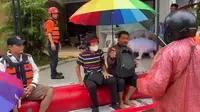 Aktivis anak Seto Mulyadi atau Kak Seto dievakuasi menggunakan perahu karet dari rumahnya di Cirendeu Permai, Ciputat Timur, Tangsel yang terdampak banjir akibat luapan Kali Pesanggrahan. (Liputan6.com/Pramita Tristiawati)