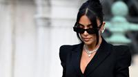 Kim Kardashian meninggalkan Pengadilan Assize setelah bersaksi dalam persidangan atas perampokan tahun 2016 yang menyebabkan perhiasan senilai jutaan dolar dirampas dengan todongan senjata di Paris, pada 13 Mei 2025. (LEO VIGNAL/AFP )