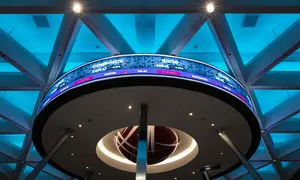 IHSG melemah sejak awal perdagangan yang dibuka pada level 8.027,82. Berdasarkan data RTI, Kamis (29/1/2026), IHSG sore turun 88,354 poin atau setara 1,06 persen ke posisi 8.232,201. Tampak dalam foto, papan elektronik menampilkan pergerakan Indeks Harga Saham Gabungan (IHSG) di Bursa Efek Indonesia, Jakarta, Kamis (29/1/2026). (YASUYOSHI CHIBA/AFP)