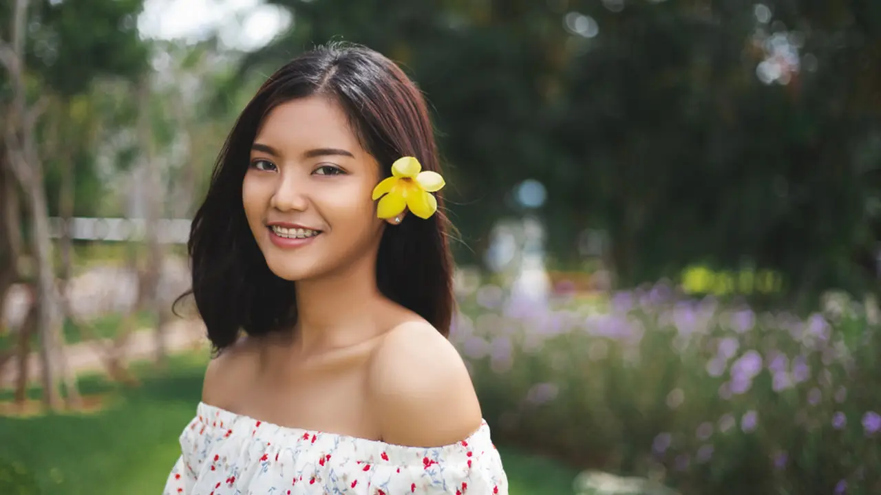 tersenyum bahagia bunga