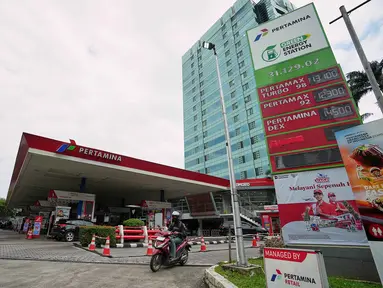 Seorang pengendara mobil melintas di depan sebuah Stasiun Pengisian Bahan Bakar Umum (SPBU) yang menampilkan harga bahan bakar di Jakarta, Selasa 3 Maret 2026. Pecahnya perang Iran-Israel di Timur Tengah diprediksi bakal membuat harga minyak dunia memanas sehingga bisa menekan Indonesia. (AP Photo/Achmad Ibrahim)