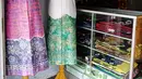 Toko-toko yang menjajakan batik Sasirangan di Kampung Sasirangan (Liputan6.com/Novi Nadya)