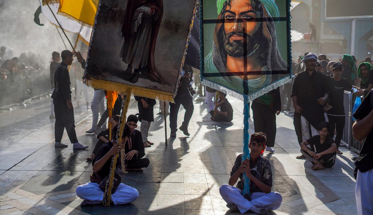Acara ini merupakan pertunjukan spektakuler dari kesedihan, duka, dan ekstase keagamaan. Ini memperingati kematian salah satu pemimpin terpenting Islam Syiah, Imam Hussein, cucu Nabi Muhammad. (AP Photo/Anmar Khalil)