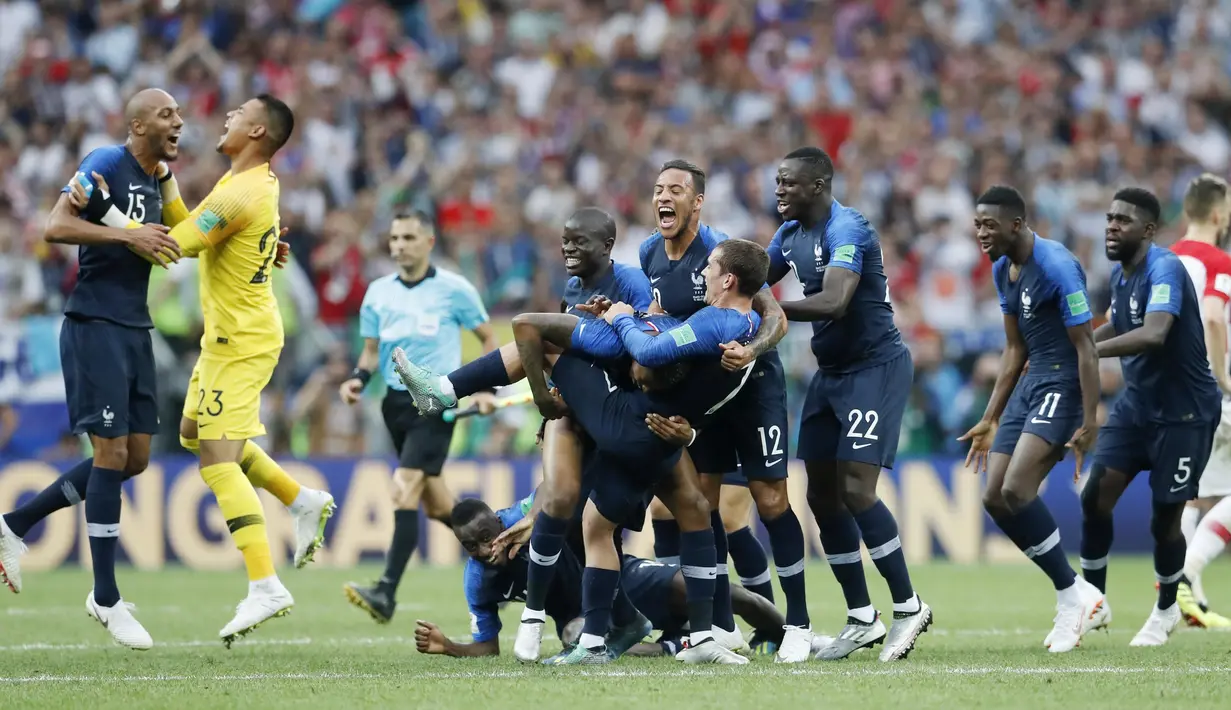 Para pemain Prancis melakukan selebrasi usai menjuarai Piala Dunia dengan mengalahkan Kroasia pada laga final di Stadion Luzhniki, Moskow, Minggu (15/7/2018). Prancis menang 4-2 atas Kroasia. (AP/Petr David Josek)
