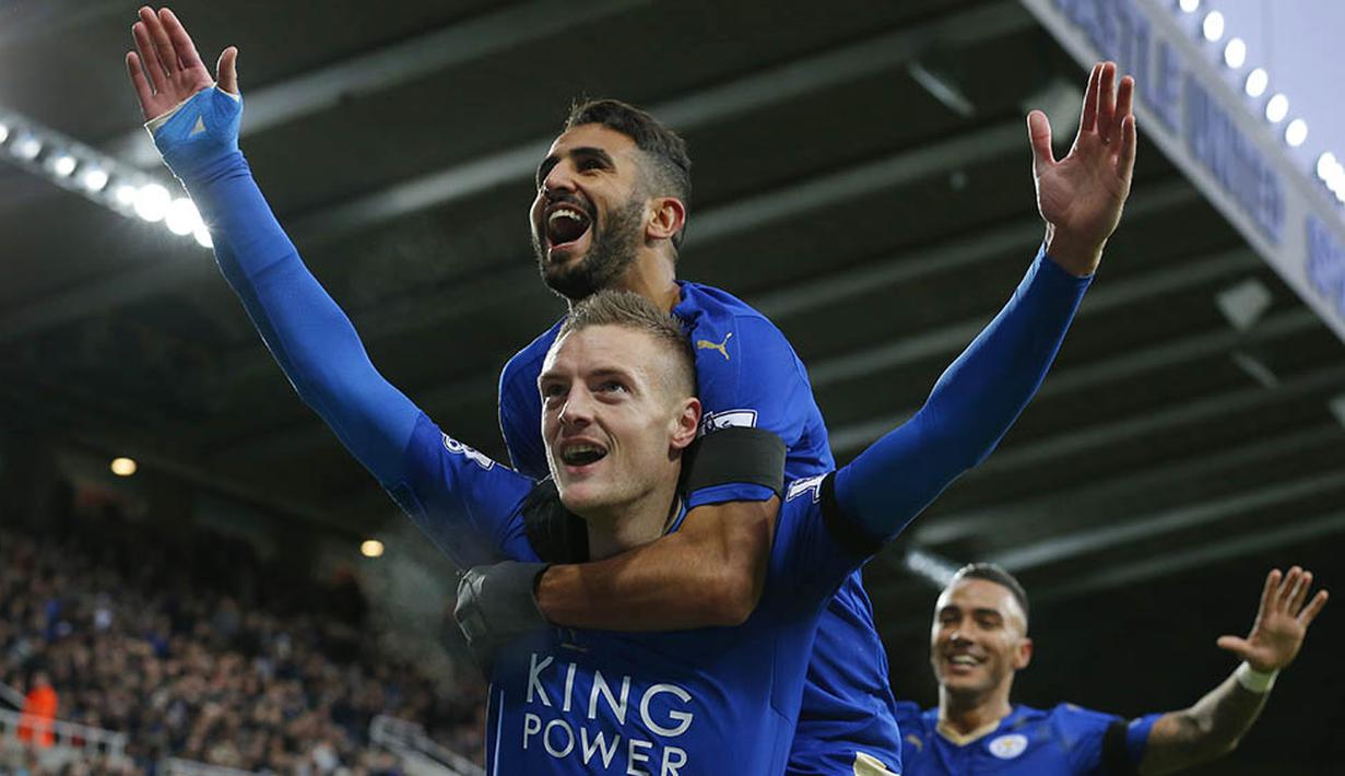 Pemain Leicester, Jamie Vardy, merayakan gol ke gawang Newcastle pada laga Liga Inggris di Stadion St James Park, Inggris, Sabtu (21/11/2015). (AFP Photo/Lindsey Parnaby)
