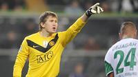 Kiper Manchester United Tomasz Kuszczak pada laga Liga Champions melawan VfL Wolfsburg pada 8 Desember 2009. Manchester menang 3-1. AFP PHOTO/JOHN MACDOUGALL