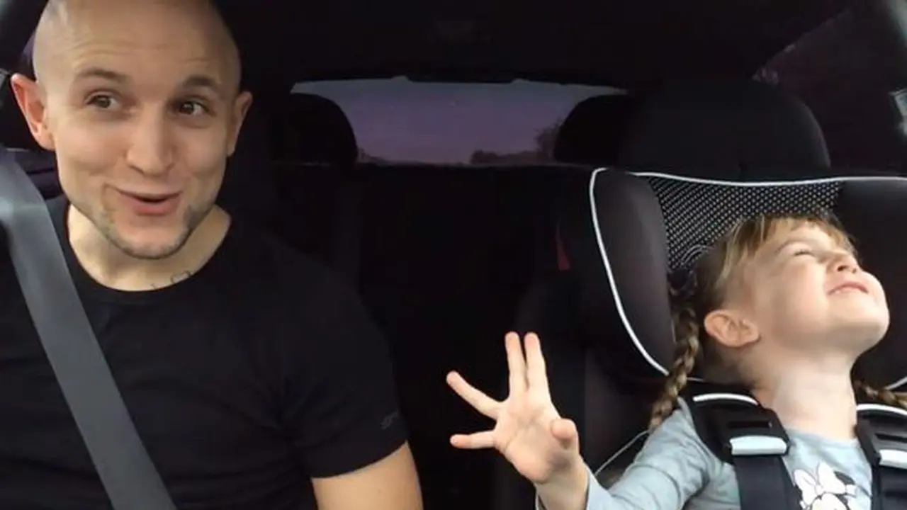 Duet Ayah-Anak Nyanyi Frozen Jadi Viral di Facebook
