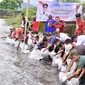 Pj Gubernur Sulsel Bahtiar Baharuddin tebar bibit ikan di Bili-Bili (Liputan6.com/Fauzan)