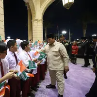 Prabowo Disambut Meriah Siswa dan Diaspora Indonesia saat Tiba di Jeddah
