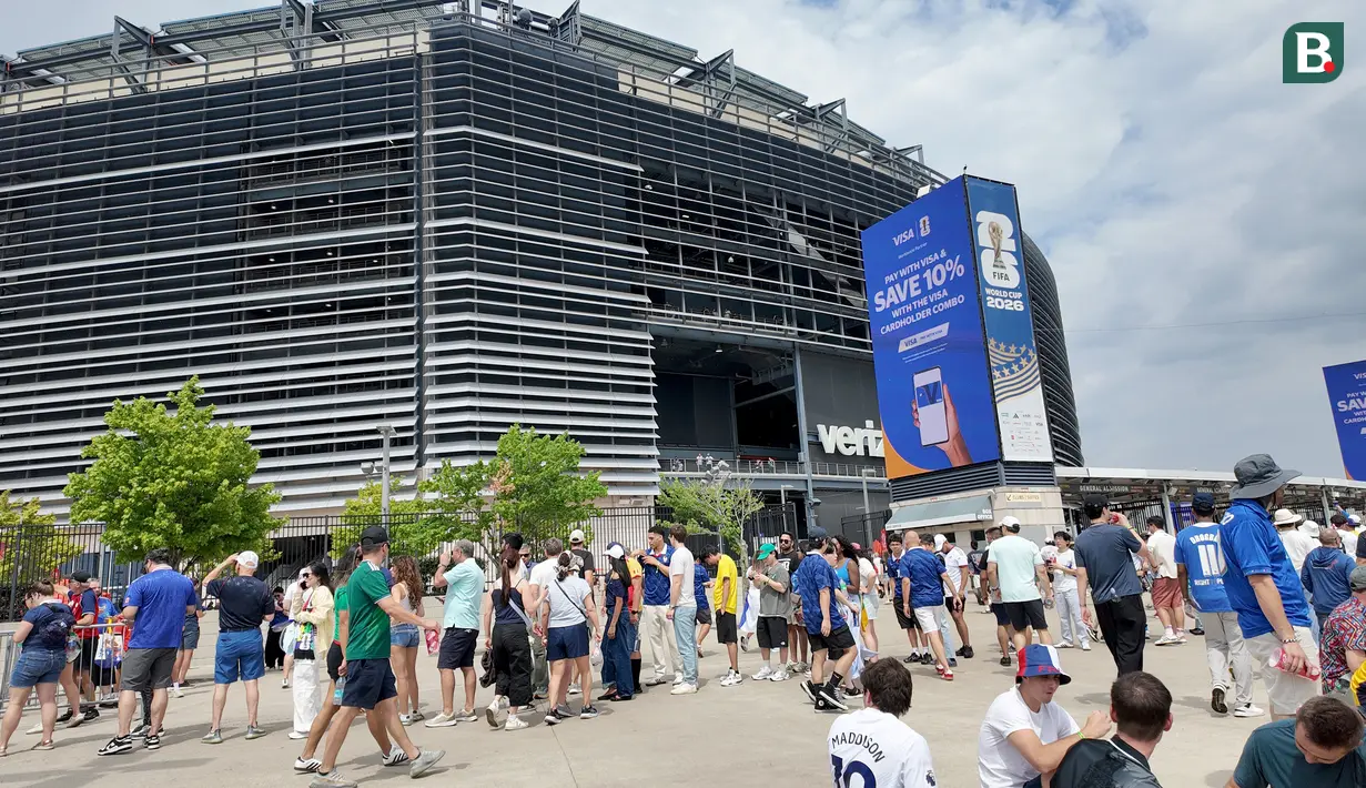 Suporter mulai memadati area luar MetLife Stadium jelang laga Prancis melawan Swedia pada babak 32 besar Piala Dunia 2026 di New York, New Jersey, Amerika Serikat, Selasa (30/6/2026) waktu setempat atau Rabu (1/7/2026) dini hari WIB. Antusiasme terlihat sejak beberapa jam sebelum kick-off. (KLY Sports/Hery Kurniawan)