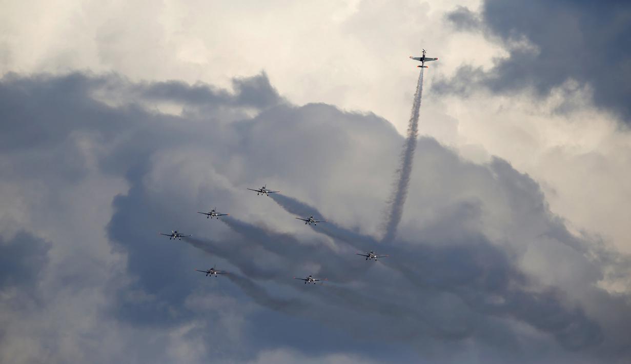 Orlik Aerobatic Team dari Angkatan Udara Polandia melakukan aksi manuver saat acara Malta Internasional Airshow 2015 di Bandara Internasional Malta, Valletta, Minggu (27/9). (REUTERS/Darrin Zammit Lupi)