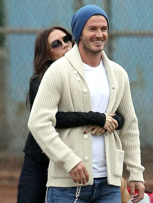 David Beckham pacaran dengan Victoria Beckham pada 1997 dan menikah pada 1999. Hngga kini mereka selalu mesra bersama.  (PopSugar)