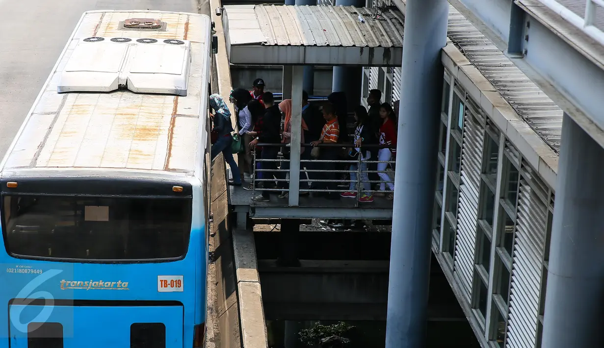 Sejumlah penumpang menaiki bus Transjakarta di Halte Harmoni, Jakarta, Rabu (6/1/2016). Mulai 17 Januari mendatang, penghuni rusunawa bisa gratis naik bus Transjakarta hanya dengan menunjukan KTP sesuai domisili rusun. (Liputan6.com/Faizal Fanani)