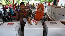 Warga memasukkan surat suara yang telah dicoblos saat mengikuti simulasi pemungutan dan pencoblosan surat suara Pemilu 2019 di Taman Suropati, Jakarta, Rabu (10/4). Simulasi dilakukan untuk meminimalisir kesalahan dan kekurangan saat pencoblosan pemilu pada 17 April nanti. (Liputan6.com/Johan Tallo)