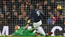 Proses terjadinya gol yang dicetak striker Manchester United, Romelu Lukaku, ke gawang Southampton pada laga Premier League di Stadion St Mary, Southampton, Sabtu (1/12). Kedua klub bermain imbang 2-2. (AFP/Glyn Kirk)